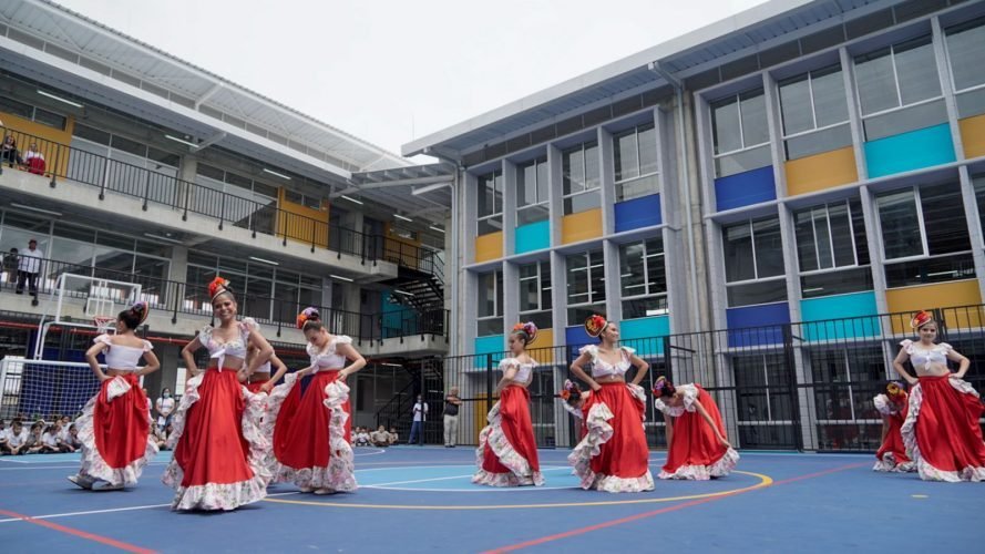 Presentación cultural de estudiantes en la sede Policarpa Salavarrieta